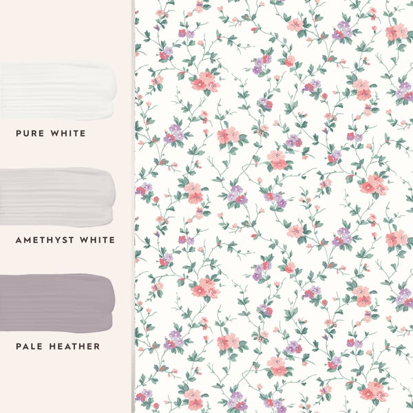 Tapete mit floralem Blumenmuster und drei dazugehörigen Farbproben in den Tönen Pure White, Amethyst White und Pale Heather.