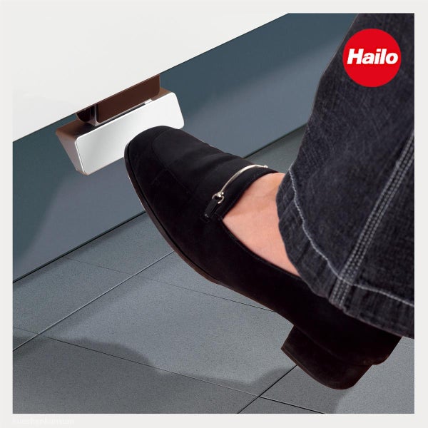 Hailo Logo. Ein Fuß betätigt einen Fußtritt zum Öffnen eines Küchenschranks.