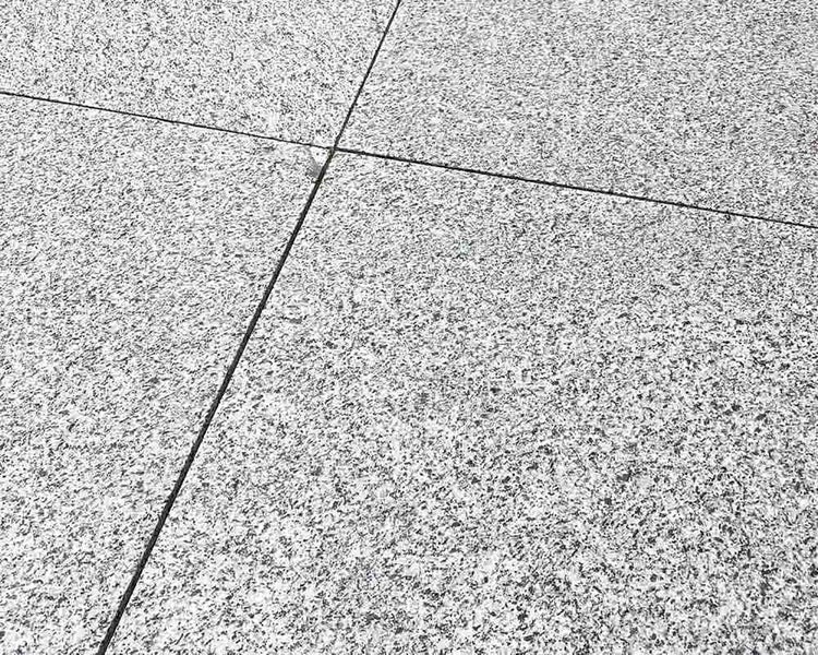 Wohnrausch Granit Terrassenplatten GRANIT SILVER 91,5 x 61 x 3 cm, geflammt, weiß-grau