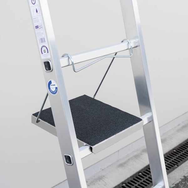 Detailansicht einer silberfarbenen Trittleiter mit einer Stufe mit Antirutschmatte.
