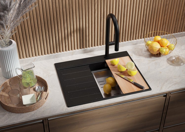 Küchenspüle mit Abtropffläche, Armatur und Schneidebrett auf einer Küchentheke