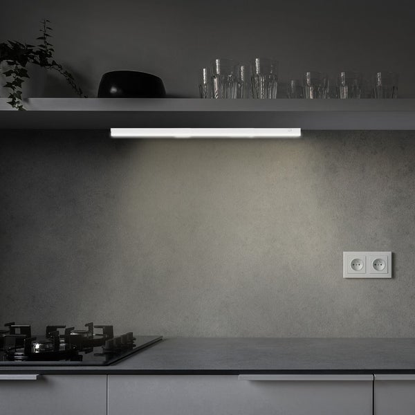 Küchenszene mit Unterschrankleuchte, Kochfeld und Steckdose
