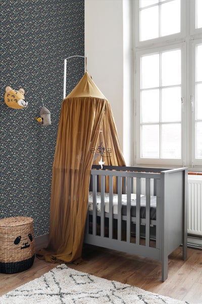 Kinderzimmer mit floraler Tapete, Babybett und Baldachin