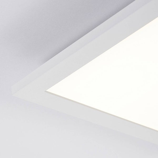 Nahaufnahme eines flachen LED-Panels mit schmalem weißem Rahmen an der Decke.
