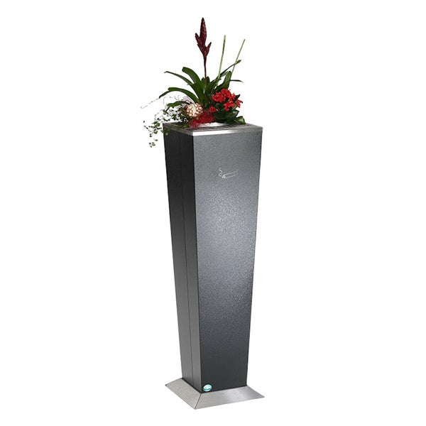 Kombinierter Standaschenbecher und Pflanzkübel aus Metall mit Hammerschlag-Finish und Zigarettensymbol.