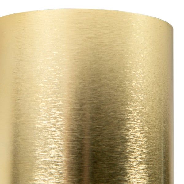 Detailansicht eines zylindrischen Metalllampenschirms