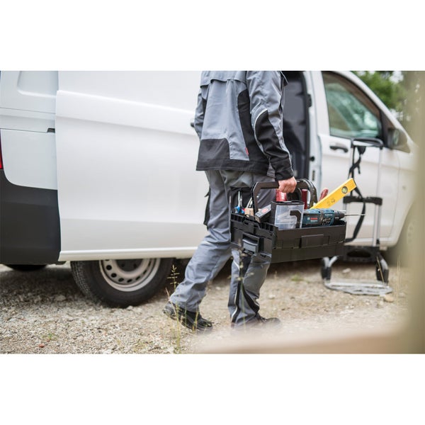 Badezimmerwaschbecken mit Armatur, Seifenspender, Zahnputzbecher, Handtuch und Ablage