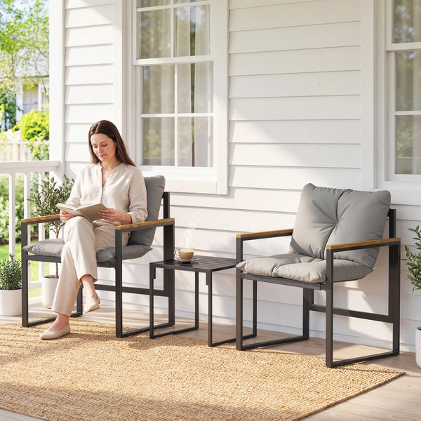 Modernes Gartenmöbel-Set auf Veranda: zwei Sessel mit grauen Polstern, Holzarmlehnen und ein schwarzer Beistelltisch auf einem Juteteppich.
