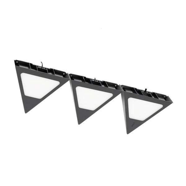 Dreiteiliges Set schwarzer LED-Dreiecksleuchten für die Unterbaumontage mit weißer Leuchtfläche.