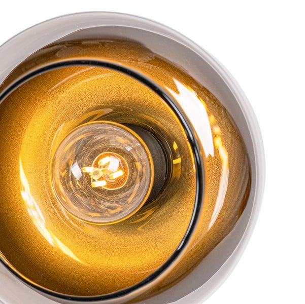 Nahaufnahme einer eingeschalteten Lampe mit Glasschirm