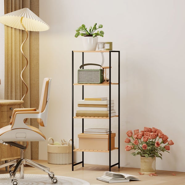 Modernes Standregal mit schwarzem Metallrahmen und fünf Holzböden in einem hellen Arbeitszimmer neben Bürostuhl und Stehlampe.