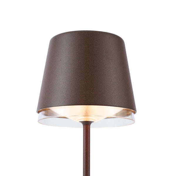 Moderne Außenlampe in Braun mit konischem Schirm und warmweißem Licht.