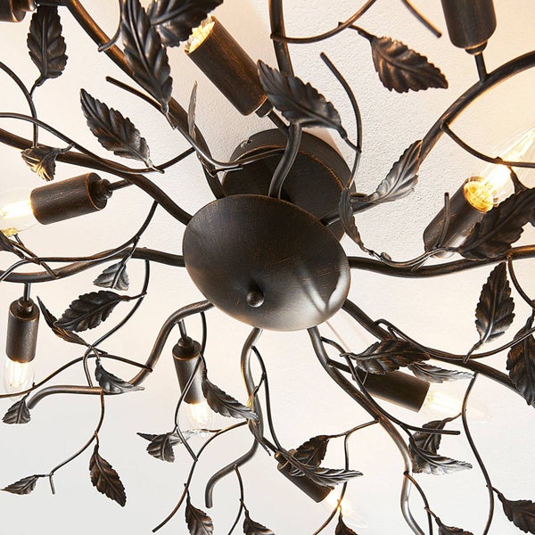 Deckenleuchte mit Metalldesign aus Ästen und Blättern, mehrflammig, rustikale Optik.
