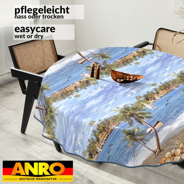 Tisch mit pflegeleichter Tischdecke mit Strandmotiv