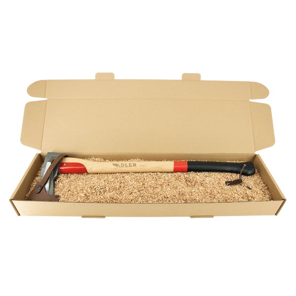 Adler Spaltaxt mit Holzstiel in einem Karton mit Holzspänen