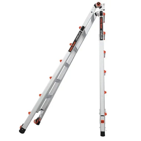Little Giant Leveler Mehrzweckleiter aus Aluminium in Stehleiter-Konfiguration mit integriertem Niveauausgleich und Rollen.