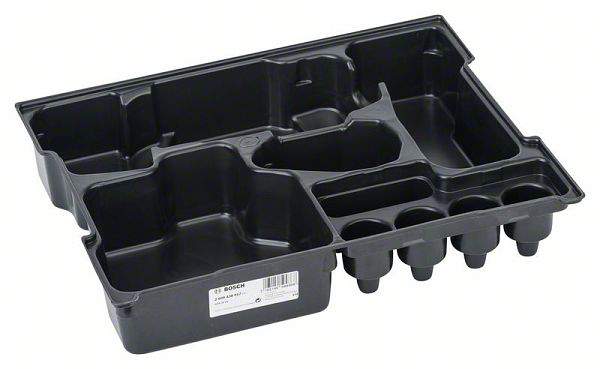 Detailansicht einer Holzpergola mit grauem Sonnenschutzsegel