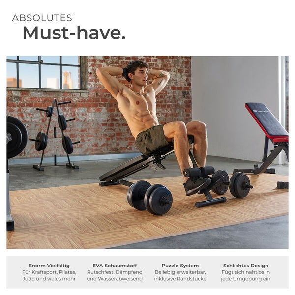 Szene mit einer verstellbaren Hantelbank, Gewichten und einer Person, die Sit-ups macht, geeignet für Kraftsport, Pilates und Judo