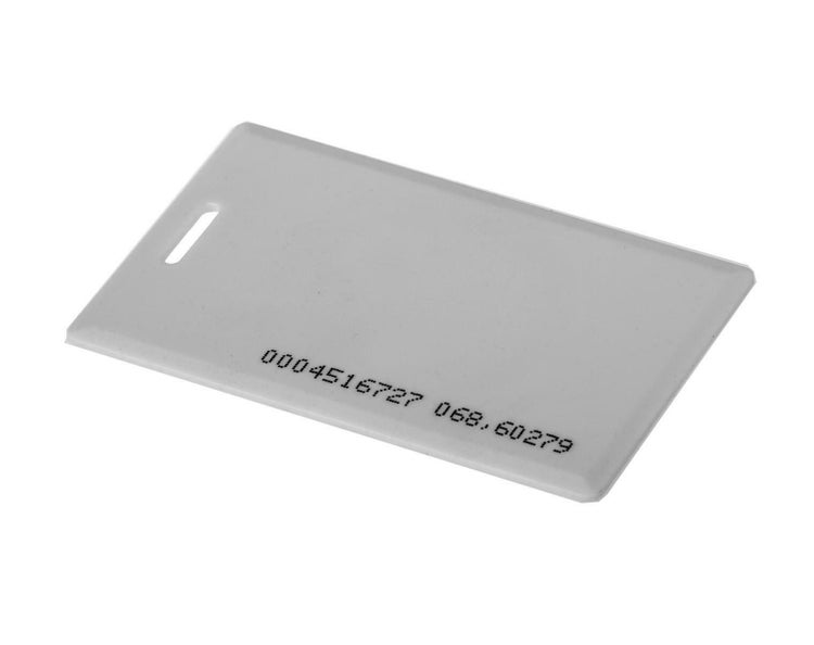Weiße rechteckige Kunststoff Schlüsselkarte mit einer Aussparung und aufgedruckter Nummer zur Identifizierung.