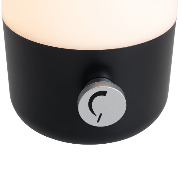 Detailansicht einer Tischleuchte mit schwarzem Sockel und silbernem Drehregler zum Dimmen.