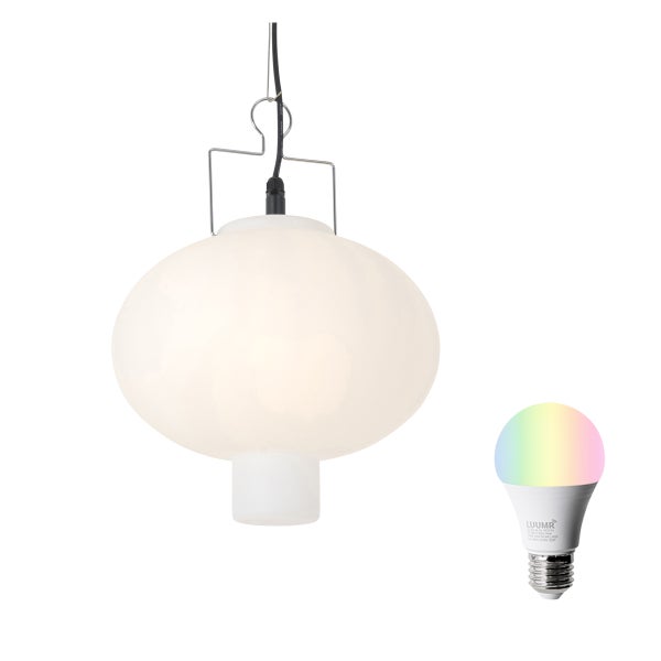Pendelleuchte mit weißem Glasschirm und Metallgestell inklusive eines mehrfarbigen LED Leuchtmittels.