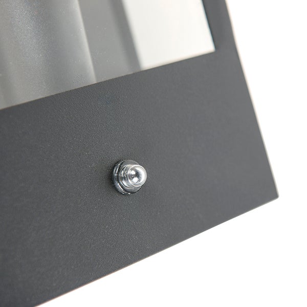 Detailansicht einer Außenleuchte mit integriertem Sensor auf einem dunkelgrauen Gehäuse.