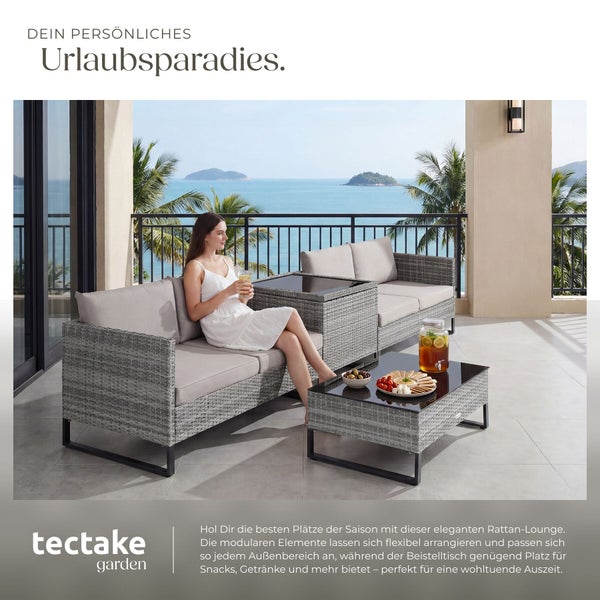 Modulare Rattan Lounge in Grau mit Sofa, Ecktisch und Couchtisch mit Glasplatte auf einer Terrasse mit Meerblick. tectake garden Logo.