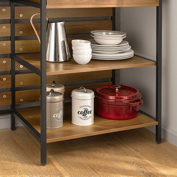 Regal mit Geschirr, Kanne, Tassen und Vorratsdosen