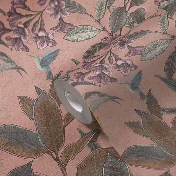 Tapete mit floralem Motiv und Kolibris auf strukturierter Oberfläche, Rolle in Nahaufnahme.