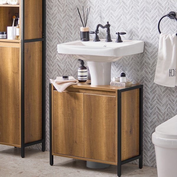 Badezimmer mit Waschtischunterschrank, Aufsatzwaschbecken und Armatur