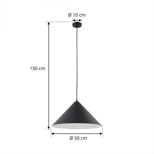 Schwarze Pendelleuchte mit kegelförmigem Schirm, Gesamthöhe 150 Zentimeter, Durchmesser Schirm 50 Zentimeter, Baldachin 10 Zentimeter.
