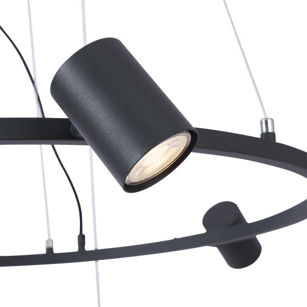 Detailaufnahme einer schwarzen Hängelampe mit kreisförmigem Design und verstellbaren Strahlern