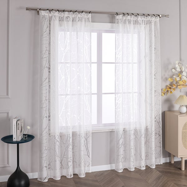 Fenster mit weißen, transparenten Gardinen mit Zweigmuster
