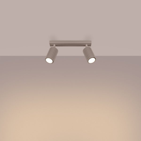 Zwei gerichtete Deckenleuchten an einer Stange