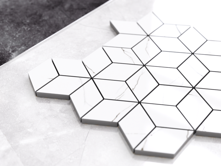 Mosaikfliese in Rautenform, Marmoroptik weiß grau, geometrisches Muster