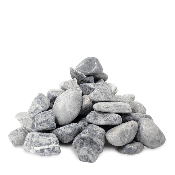 Haufen aus abgerundeten grauen Zierkieseln für die Garten- und Landschaftsgestaltung.