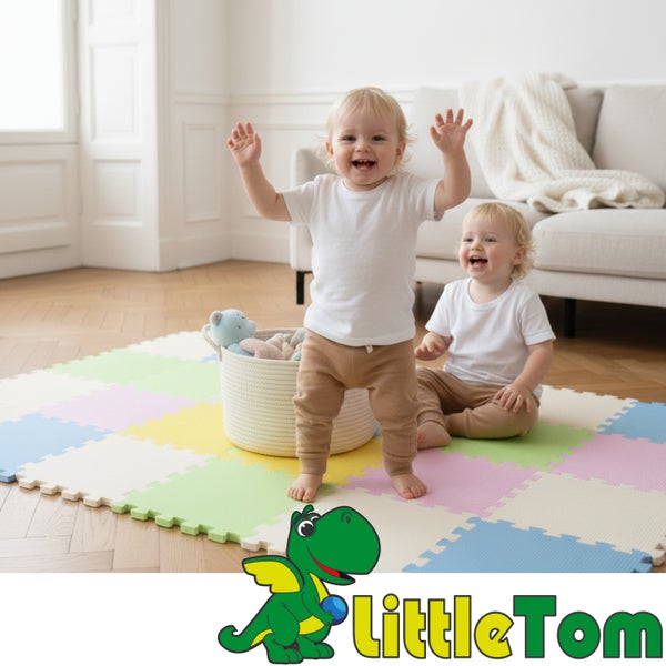 Zwei Kleinkinder spielen auf einer Schaumstoff-Puzzlematte in einem hellen Wohnzimmer auf Holzboden. LittleTom Logo.