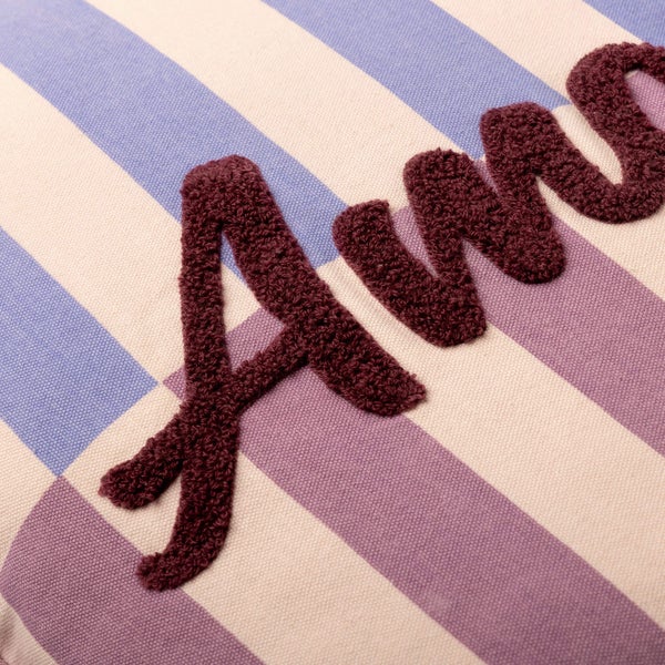 Dekokissen mit gestreiftem Muster und aufgesticktem Schriftzug