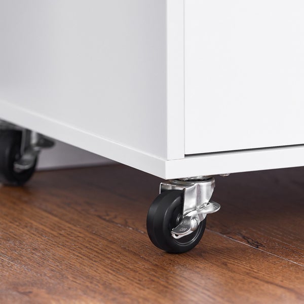 Detailansicht eines weißen Möbelstücks mit Rollen