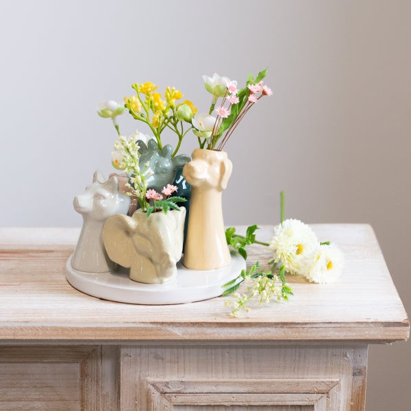 Dekorative Tierfigurenvasen auf einem Tisch