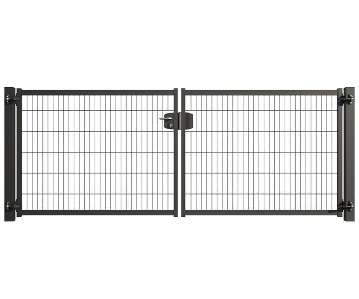 Doppeltor aus Metall mit Maschendrahtfüllung