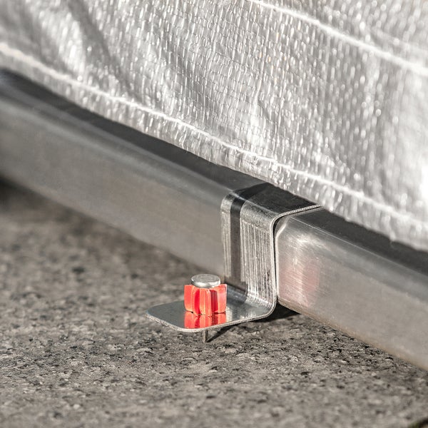 Detailansicht einer Abdeckung mit Metallrahmen und Befestigung am Boden