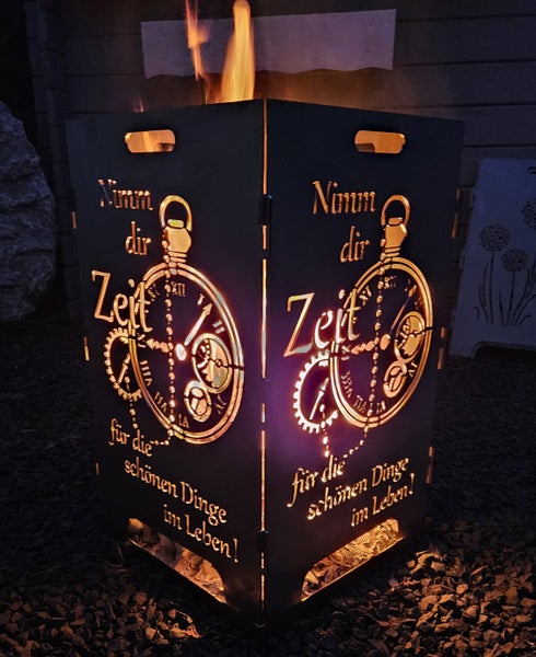 Feuerstelle mit Aussparungen in Form von Uhren und dem Schriftzug Nimm dir Zeit für die schönen Dinge im Leben.