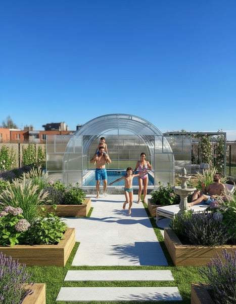 Familie genießt einen Pool mit Poolüberdachung im Garten mit Pflanzkästen und Wegplatten.