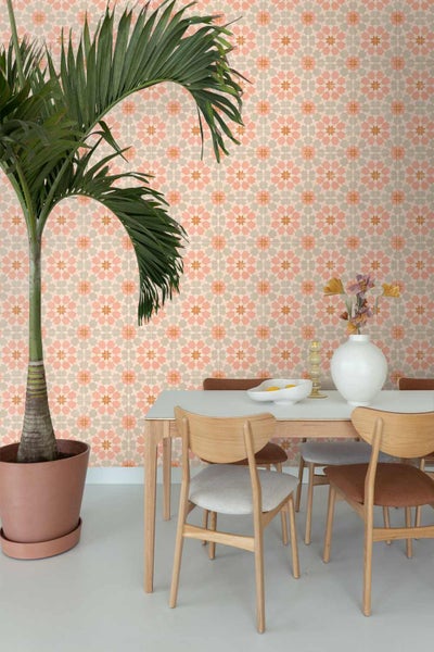 Vliestapete mit geometrischem Sternenmuster in einem hellen Esszimmer mit Holztisch, Stühlen und einer großen Zimmerpflanze.