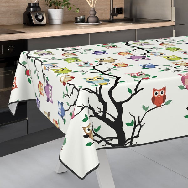 Tischdecke mit Eulenmuster auf Küchentisch