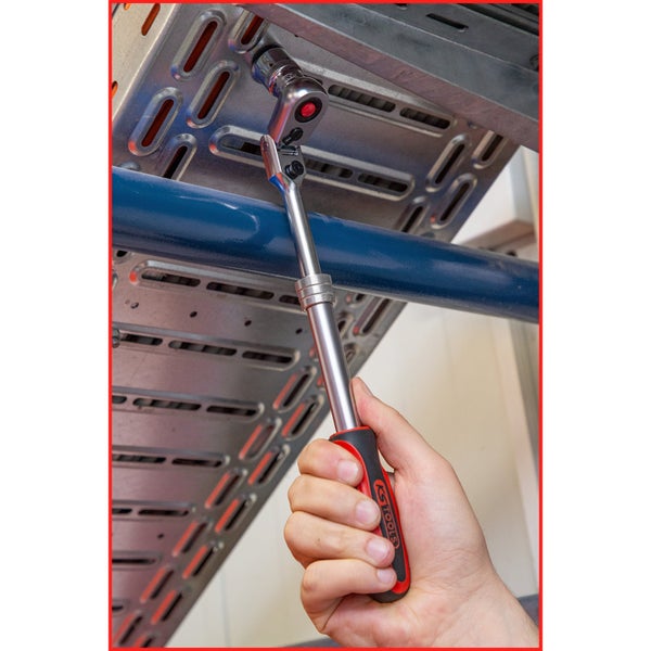 Eine Hand hält eine Knarre mit Gelenkkopf der Marke KS Tools, die an einer Metallkonstruktion befestigt ist.