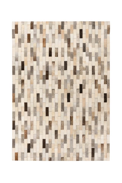 Rechteckiger Patchwork-Teppich aus echtem Kuhfell in verschiedenen Braun- und Grautönen.