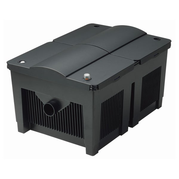 Schwarzer Teichfilter aus Kunststoff mit Lamellenseiten und einem runden Auslassrohr.