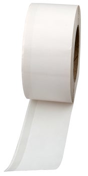 Eine Rolle weißes Abdeckband für Malerarbeiten und Renovierungen auf einer Papprolle.